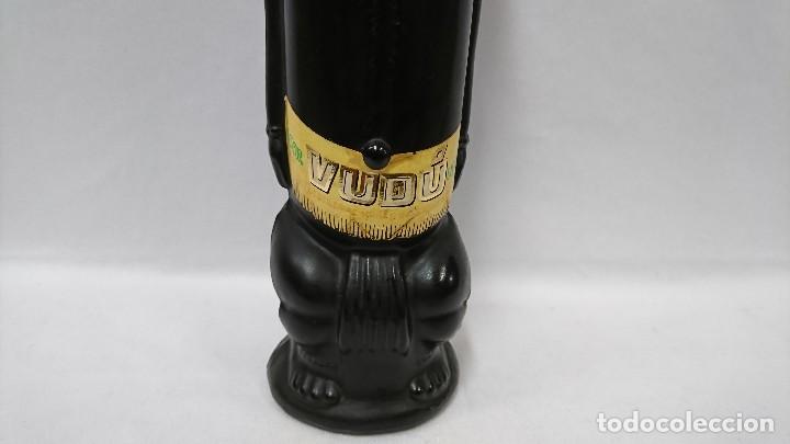 Botellas antiguas: BOTELLA VAC&Iacute;A DE LICOR VUDU - Foto 3