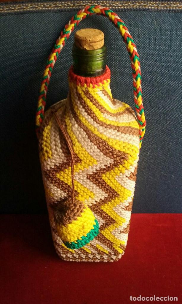 Botellas antiguas: Botella forrada con hilos de plastico. - Foto 3