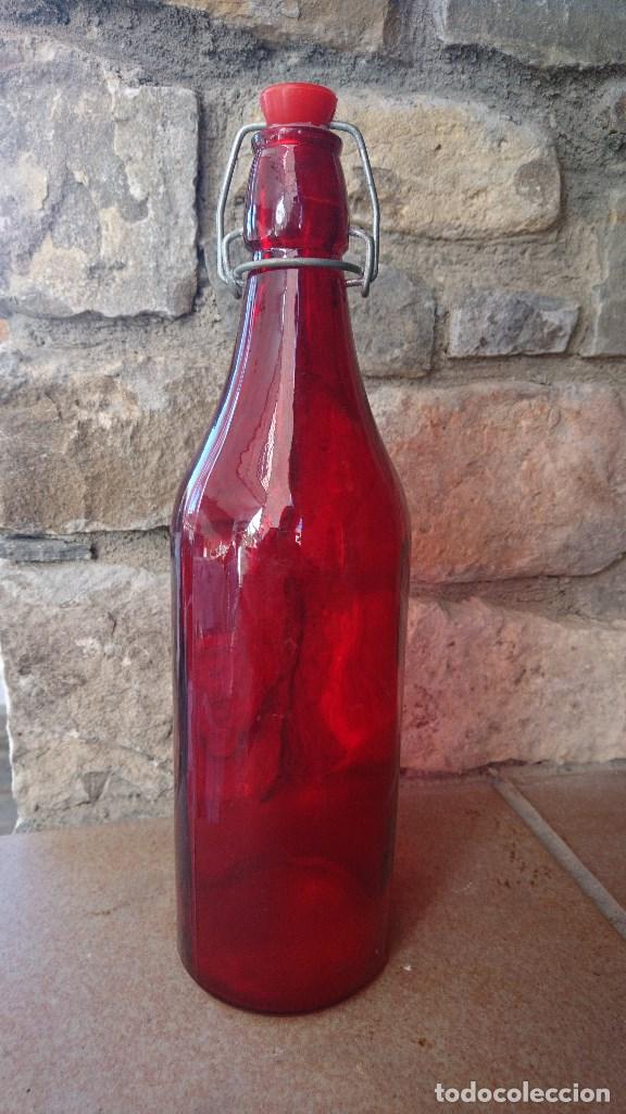 Botellas antiguas: Botella forma casera roja. - Foto 1