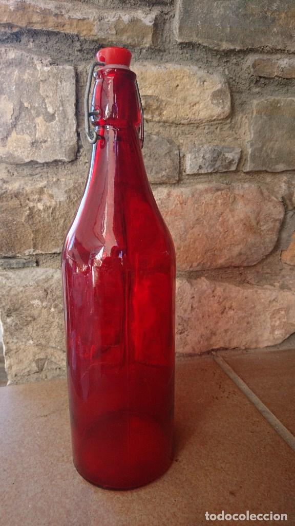 Botellas antiguas: Botella forma casera roja. - Foto 2