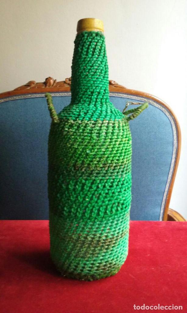 Botellas antiguas: Antigua botella forrada de plastico. verde. - Foto 1