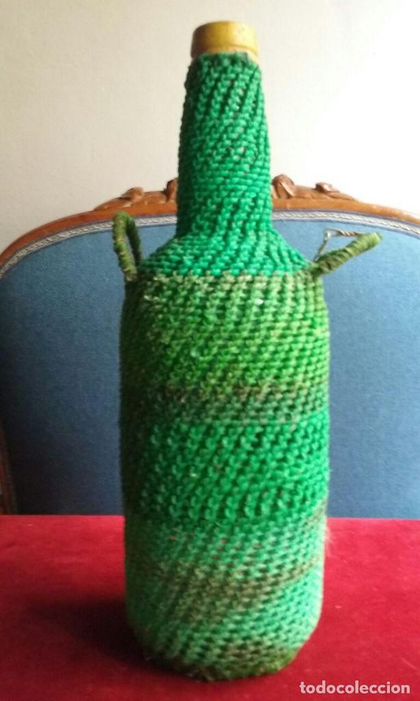 Botellas antiguas: Antigua botella forrada de plastico. verde. - Foto 2