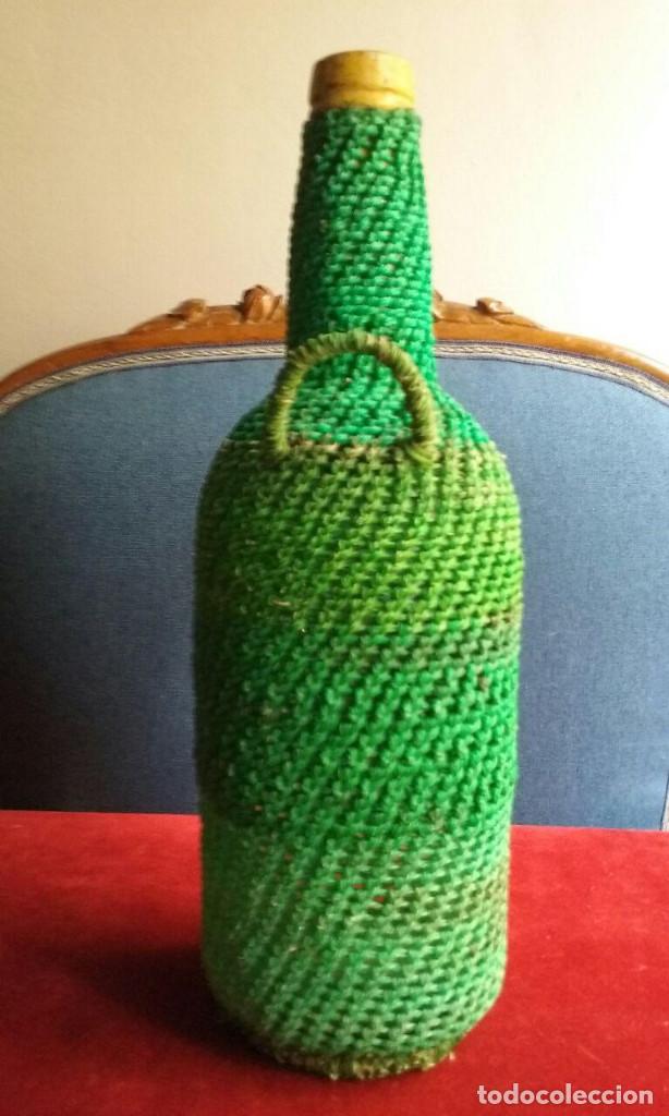 Botellas antiguas: Antigua botella forrada de plastico. verde. - Foto 3