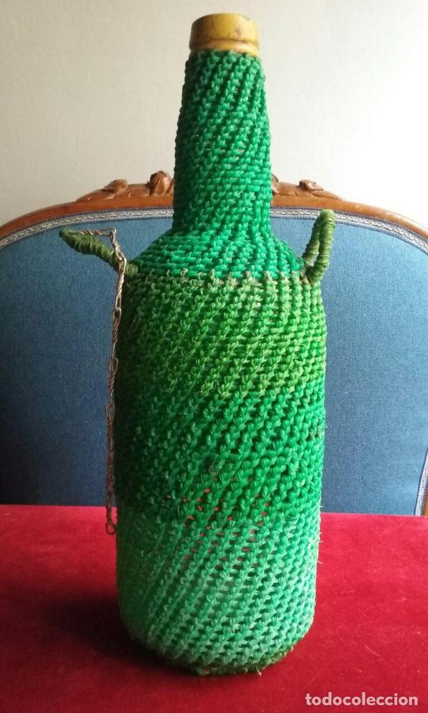 Botellas antiguas: Antigua botella forrada de plastico. verde. - Foto 4