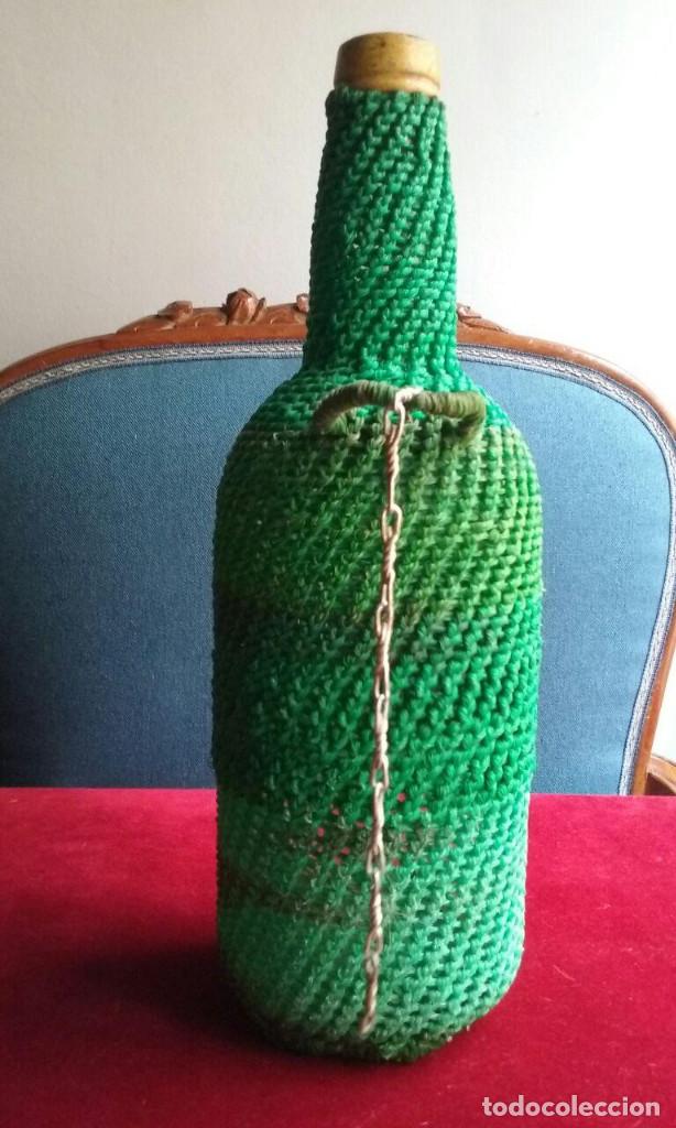 Botellas antiguas: Antigua botella forrada de plastico. verde. - Foto 5