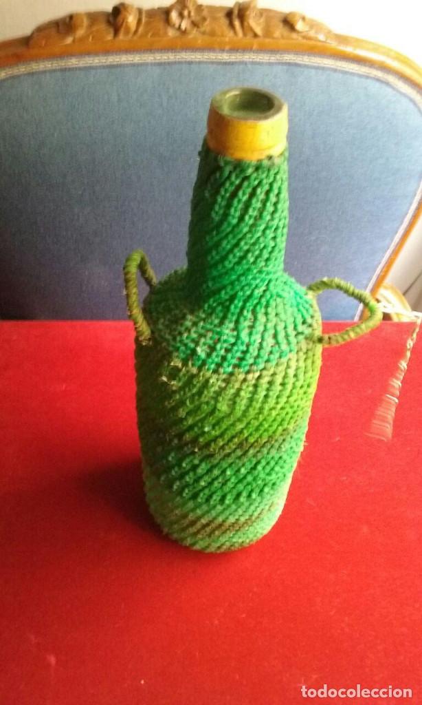 Botellas antiguas: Antigua botella forrada de plastico. verde. - Foto 6