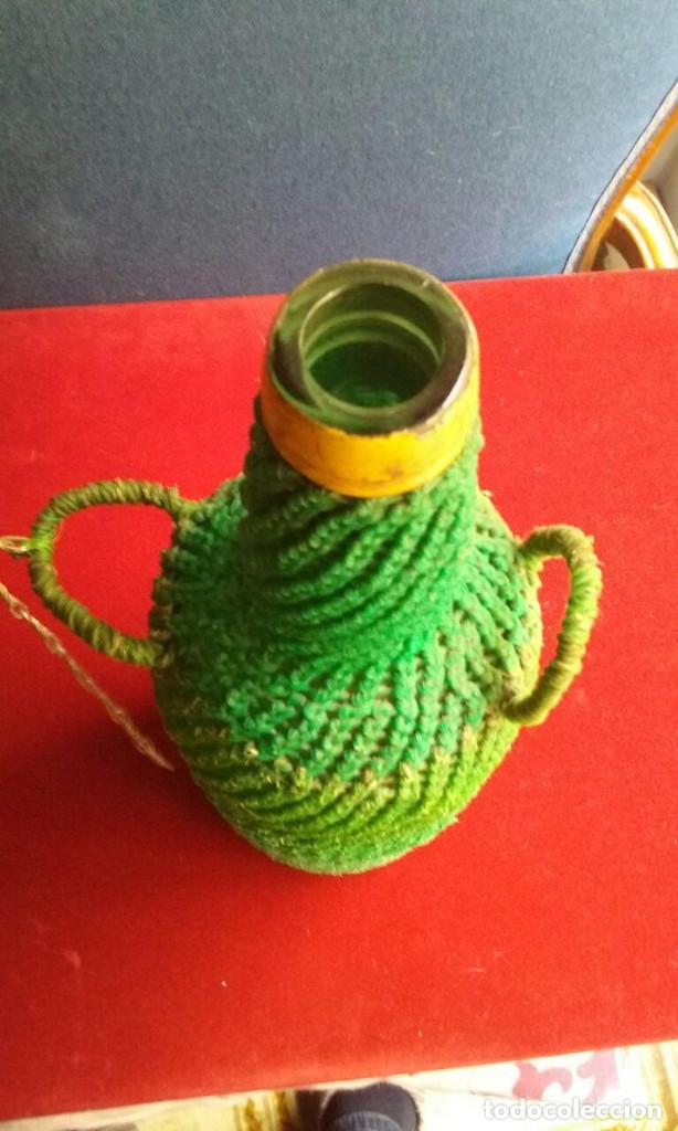 Botellas antiguas: Antigua botella forrada de plastico. verde. - Foto 7