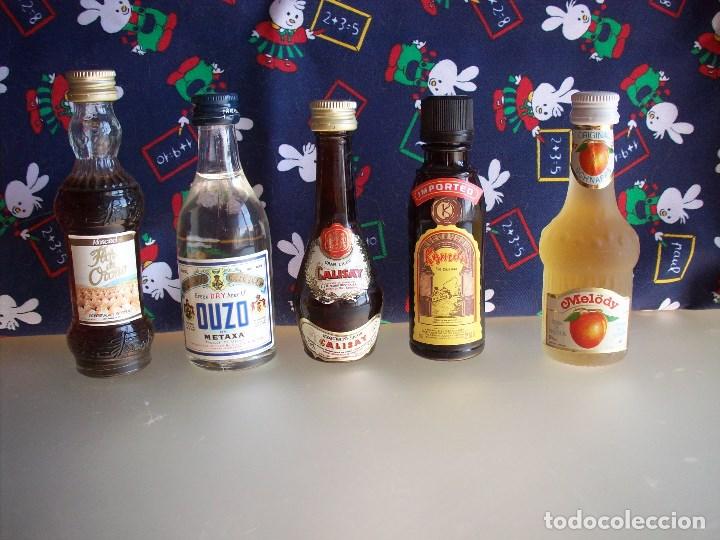 Botellas antiguas: 5 miniaturas de botellas de licor - Foto 1