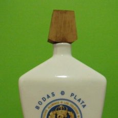 Botellas antiguas: BOTELLA CONMEMORATIVA BODAS DE PLATA ANTIGUOS ALUMNOS DE LOS COLEGIOS DE LA GUARDIA CIVIL 1949 -1974. Lote 122046879