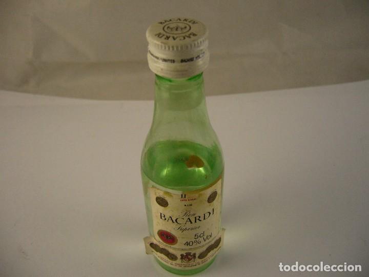 Botellas antiguas: Botellin Bacardi plastico - Foto 1