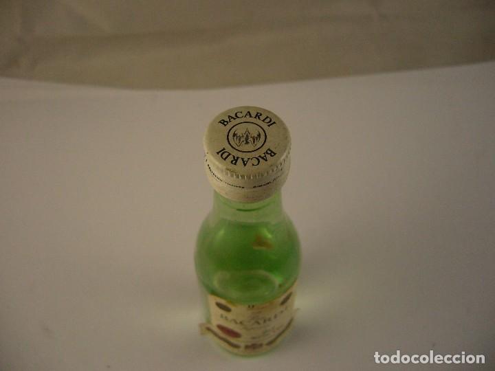 Botellas antiguas: Botellin Bacardi plastico - Foto 3