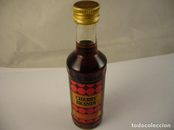 Botellas antiguas: BOTELLIN CHERRY BRANDY BARDINET precintada sin sello - Foto 1