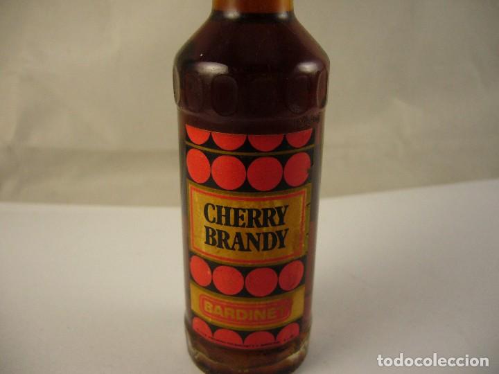 Botellas antiguas: BOTELLIN CHERRY BRANDY BARDINET precintada sin sello - Foto 2