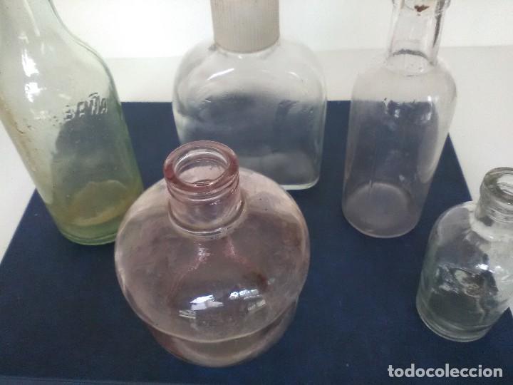 Botellas antiguas: Lote de 5 botellas de cristal - Foto 1