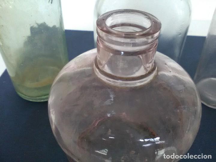 Botellas antiguas: Lote de 5 botellas de cristal - Foto 2