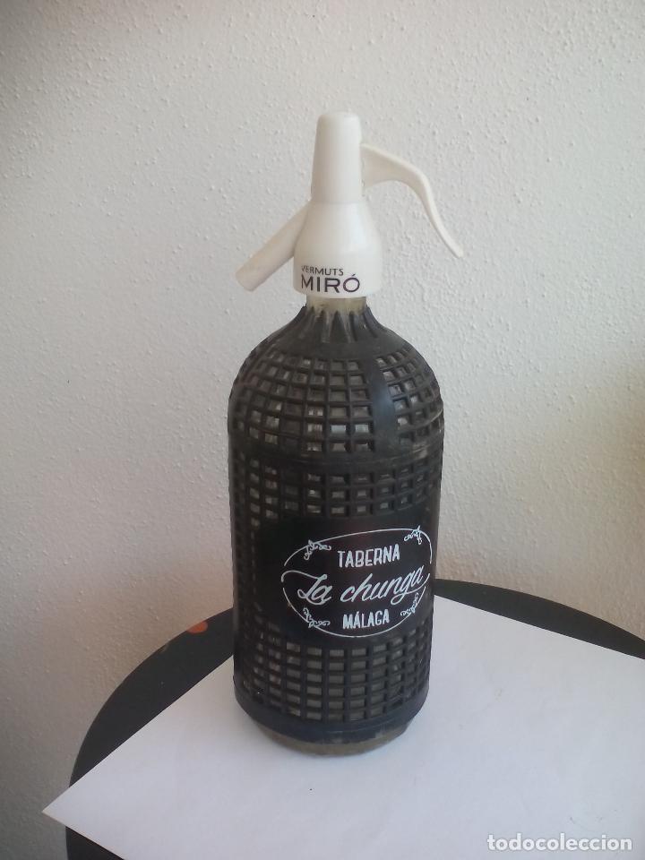 Botellas antiguas: BOTELLA SIF&Oacute;N. TABERNA LA CHUNGA. M&Aacute;LAGA. 30 CM - Foto 1