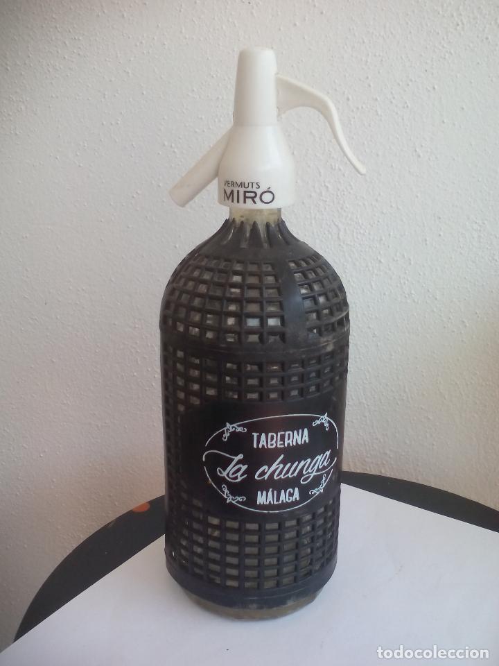 Botellas antiguas: BOTELLA SIF&Oacute;N. TABERNA LA CHUNGA. M&Aacute;LAGA. 30 CM - Foto 3