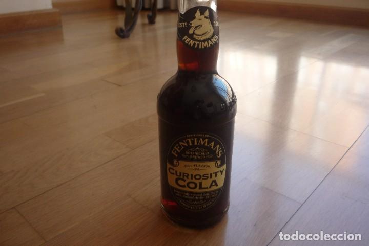 Botellas antiguas: BOTELLA LLENA DE REFRESCO DE COLA CURIOSITY COLA. - Foto 1