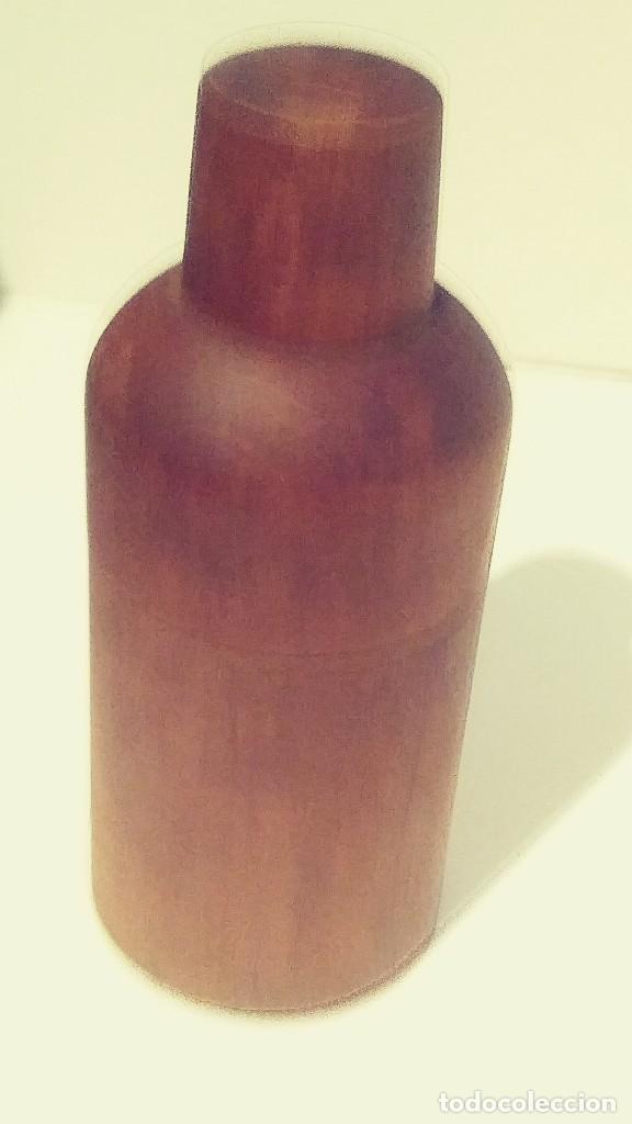Botellas antiguas: BOTELLA DE MADERA &Eacute;lixir v&eacute;g&eacute;tal de Grand Chartreuse - Foto 1