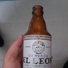 Botellas antiguas: ANTIGUA BOTELLA DE CERVEZA SERIGRAFIADA EL LEON TEODORO KUTZ DE 33 CL. AÑO 1968. Lote 128321767