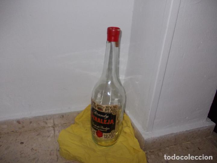 Botellas antiguas: botella grande de jerez - Foto 1
