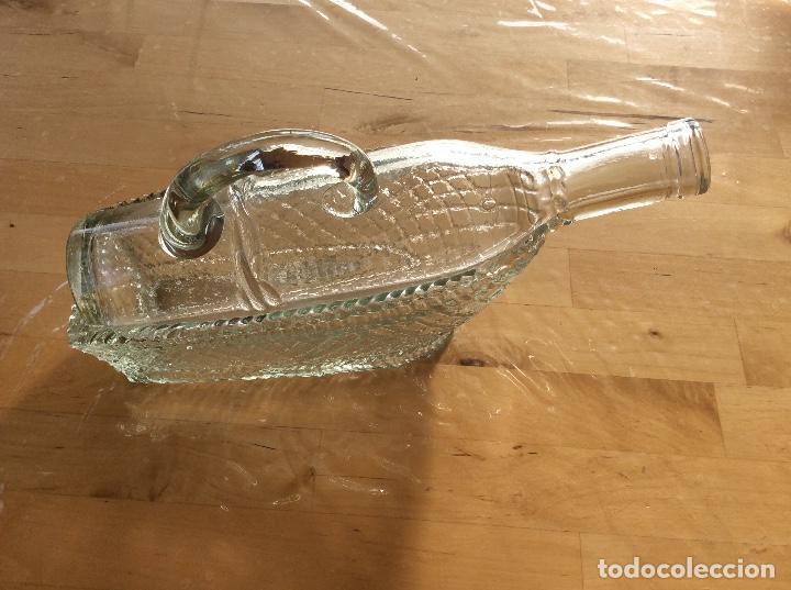 Botellas antiguas: Botella cesta de cristal - Foto 1