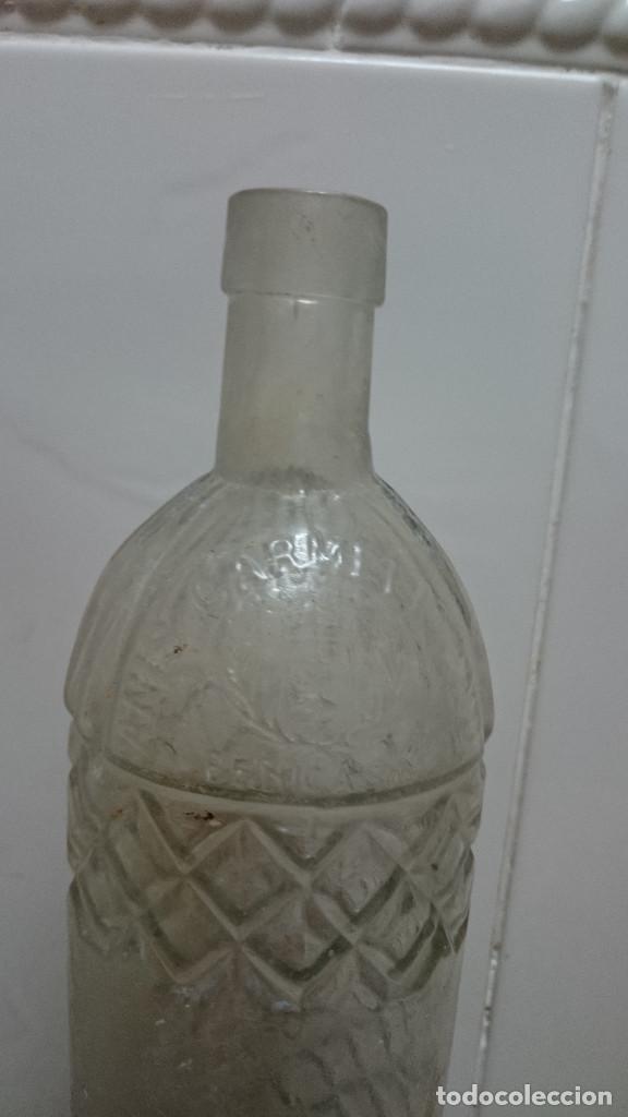 Botellas antiguas: ANTIGUA BOTELLA DE ANIS CARMELITANO - Foto 2