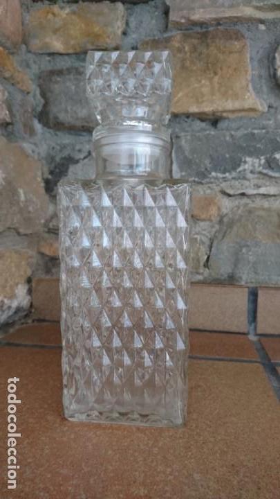 Botellas antiguas: Botella cristal tallado cuadrada - Foto 2