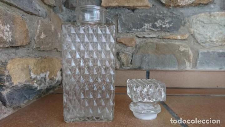 Botellas antiguas: Botella cristal tallado cuadrada - Foto 3