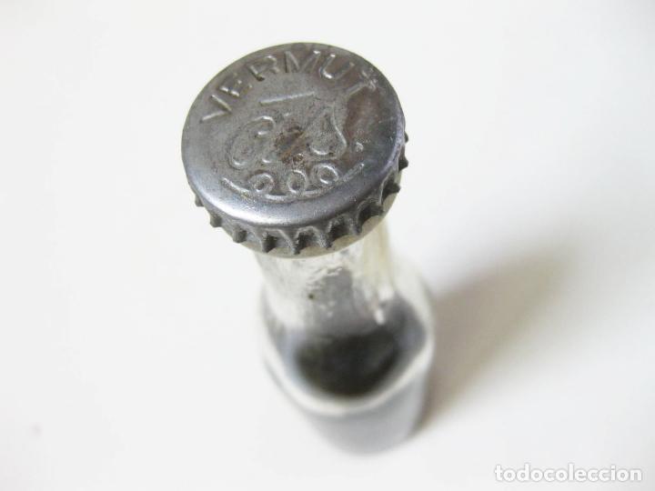Botellas antiguas: BOTELL&Iacute;N CON SU CHAPA DE VERMUT AS - Foto 2