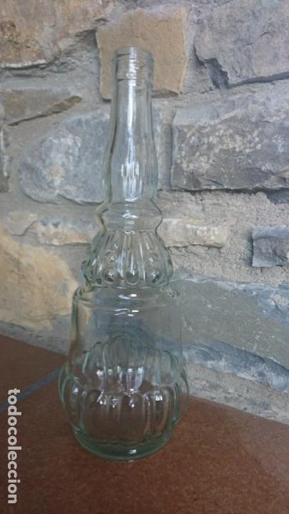 Botellas antiguas: Botella cristal gravado. - Foto 2