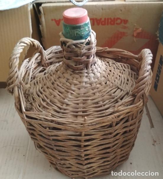 Botellas antiguas: ANTIGUA GARRAFA FORRADA DE MIMBRE - Foto 1
