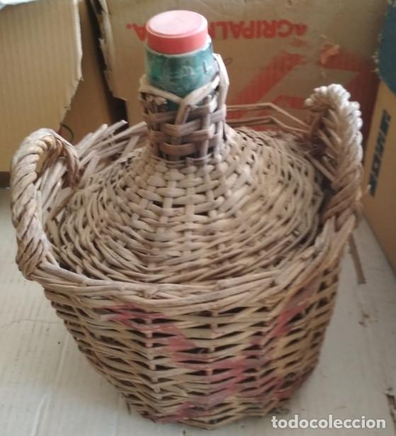Botellas antiguas: ANTIGUA GARRAFA FORRADA DE MIMBRE - Foto 2