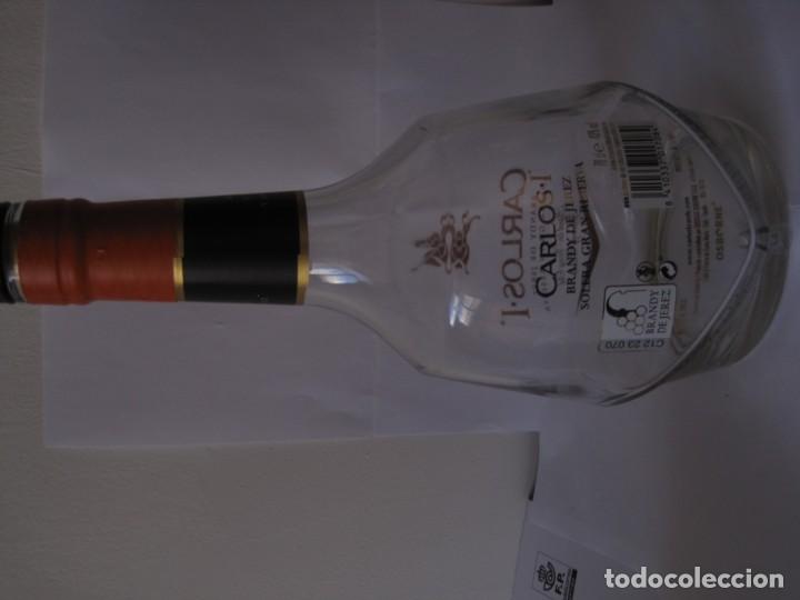 Botellas antiguas: BOTELLA DE BRANDY CARLOS I.- VACIA.- - Foto 2