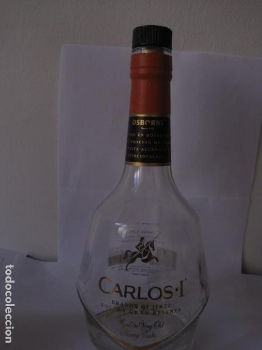 Botellas antiguas: BOTELLA DE BRANDY CARLOS I.- VACIA.- - Foto 1