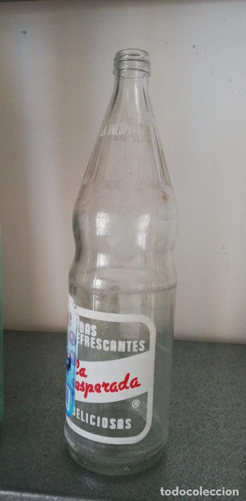 Botellas antiguas: BOTELLA BEBIDAS REFRESCANTES LA ESPERADA - Foto 1