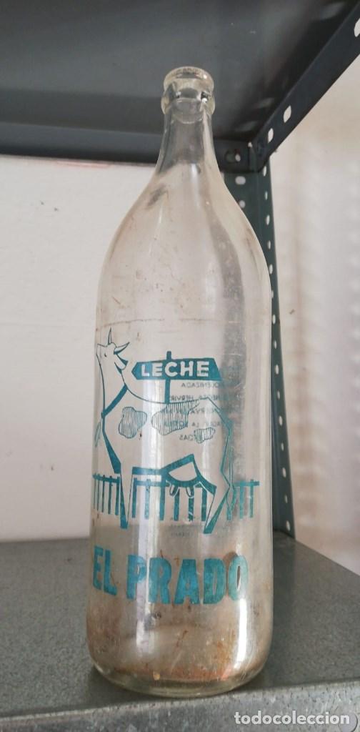 Botellas antiguas: BOTELLA DE LECHE EL PRADO DIBUJO DE VACA - Foto 1