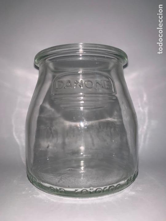 Botellas antiguas: ANTIGUO VASO DE * DANONE* LETRAS EN RELIEVE - Foto 2
