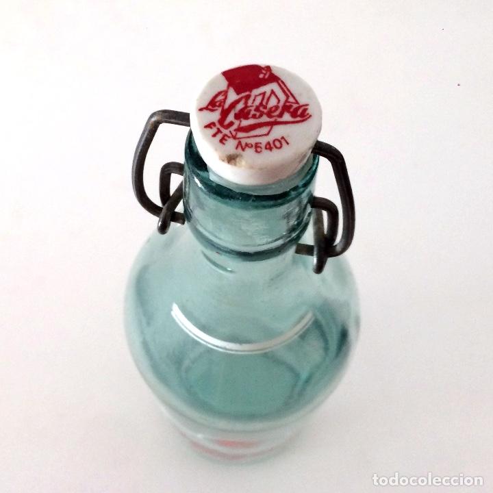 Botellas antiguas: BOTELLA LA CASERA - A&Ntilde;OS 60 - Foto 2