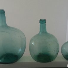 Botellas antiguas: 3 ANTIGUAS GARRAFAS OVALADAS DAMAJUANA DE VINO O ACEITE GRANDES Y PEQUEÑA CRISTAL COLOR AZUL. Lote 157281714