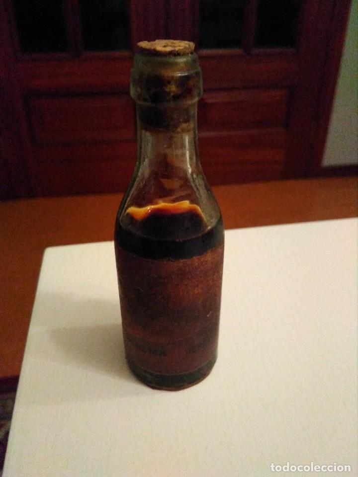 Botellas antiguas: Botella en Miniatura de Bodegas Vi&ntilde;a - Foto 1