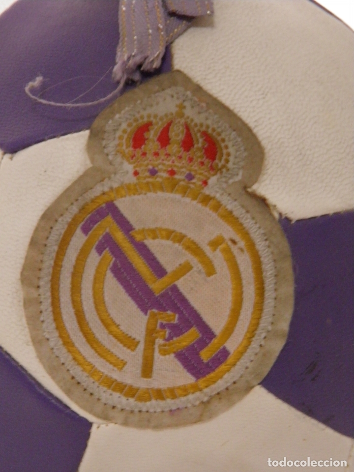 Botellas antiguas: BOTELLA EN FORMA DE BAL&Oacute;N DEL REAL MADRID - Foto 2