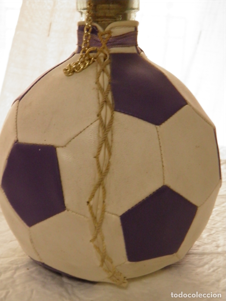Botellas antiguas: BOTELLA EN FORMA DE BAL&Oacute;N DEL REAL MADRID - Foto 3