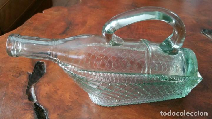 Botellas antiguas: BOTELLA DE CRISTAL EN FORMA DE CESTO - Foto 1