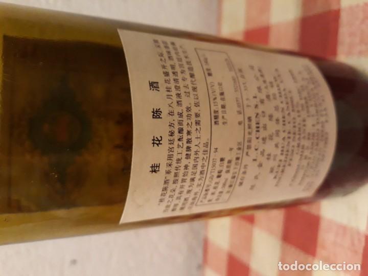 Botellas antiguas: Botella vacia de licor chino. - Foto 2