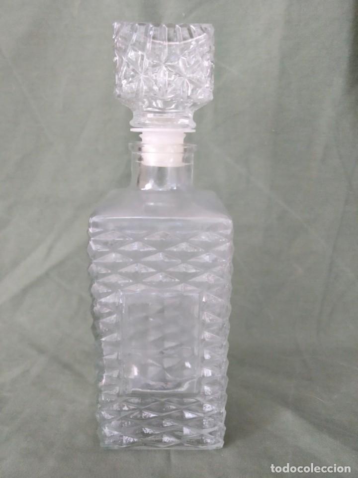 Botellas antiguas: BOTELLA DE CRISTAL TALLADO - Foto 1