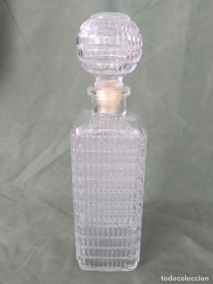 Botellas antiguas: BOTELLA DE CRISTAL TALLADA - Foto 1