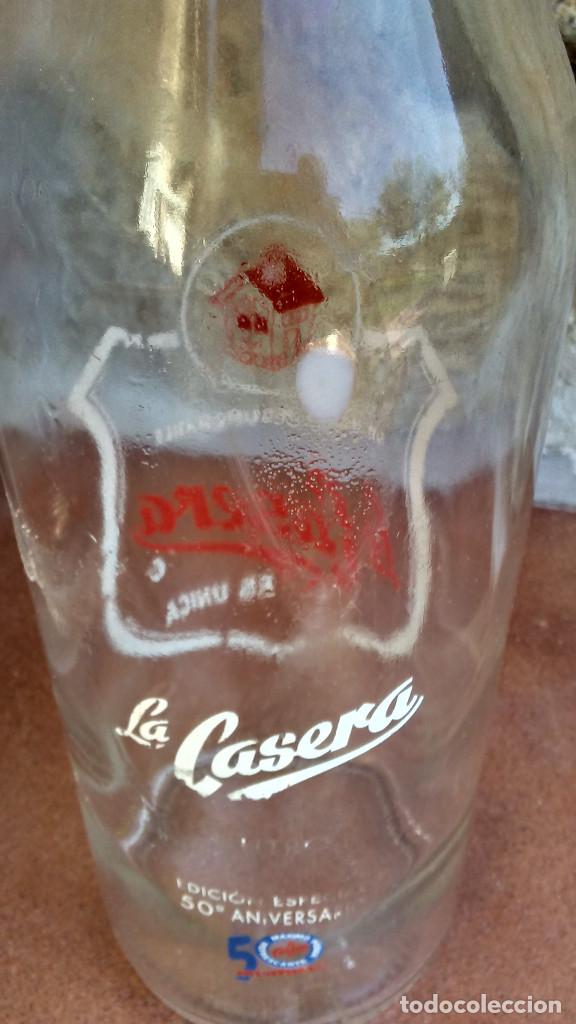 Botellas antiguas: CAJA DE LA CASERA Y BOTELLA 50 ANIVERSARIO - Foto 6