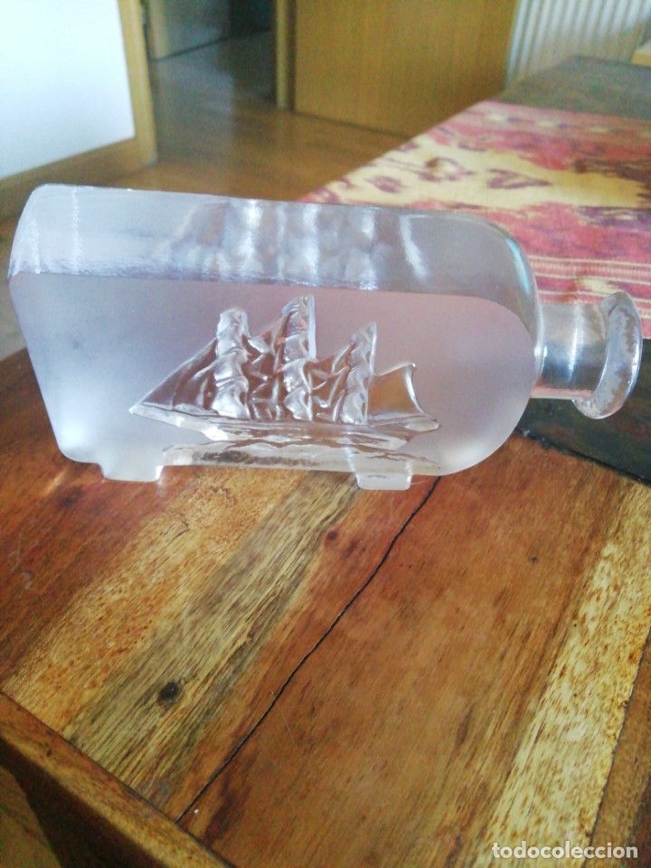 Botellas antiguas: Botella de cristal con barco en relieve - Foto 1