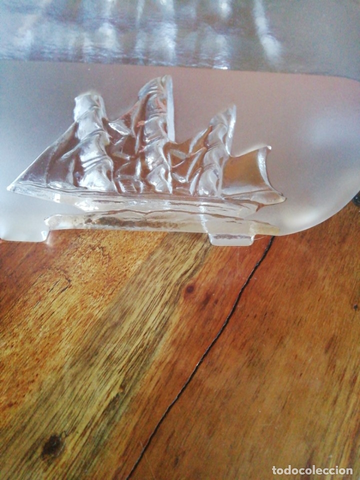 Botellas antiguas: Botella de cristal con barco en relieve - Foto 2